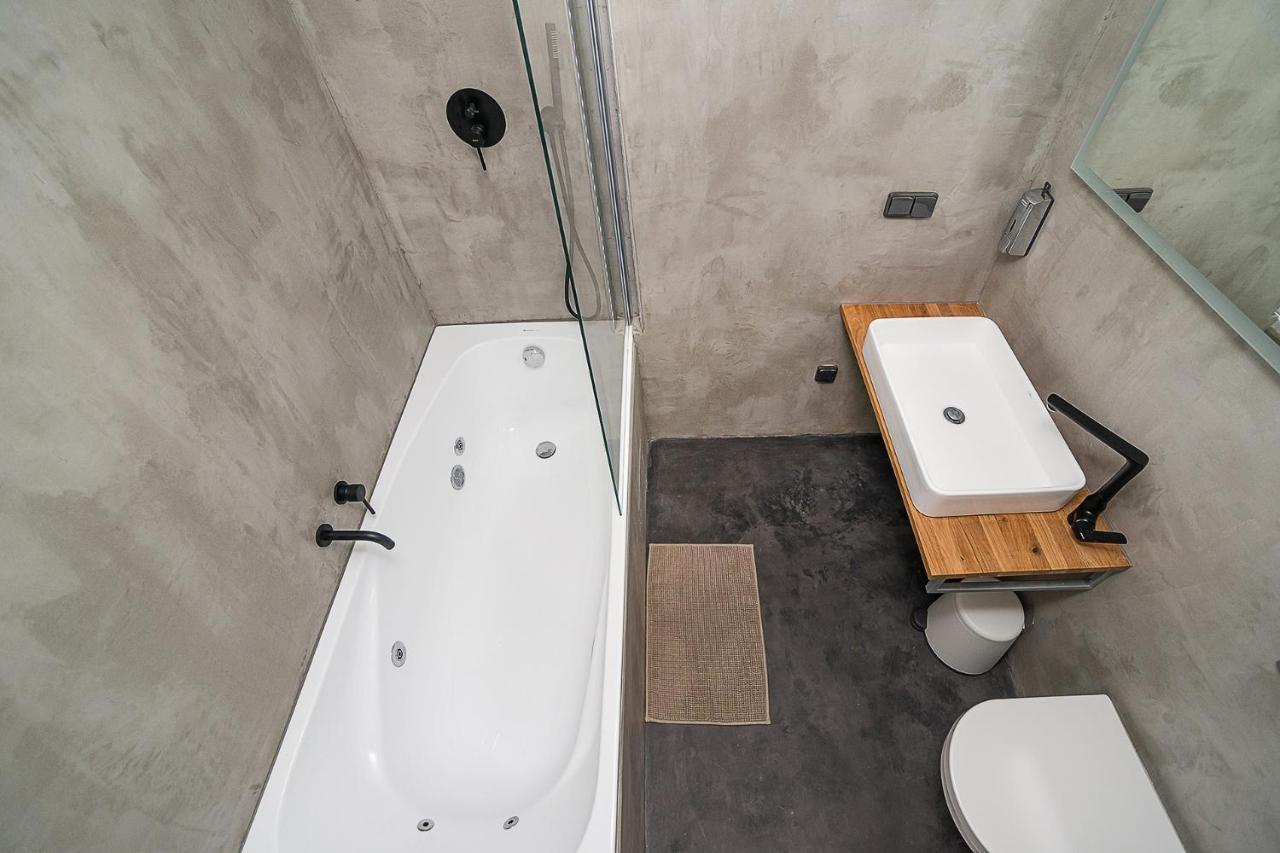 Big 4-Bedroom Flat, Terrace With Great Vitkov View Prague Exterior photo