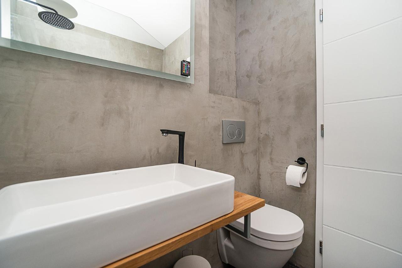 Big 4-Bedroom Flat, Terrace With Great Vitkov View Prague Exterior photo